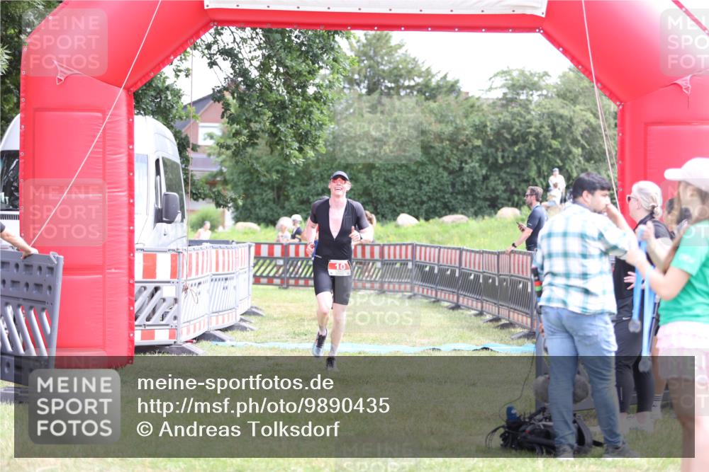 21.06.2026 - 29. Vierlanden-Triathlon Andreas Tolksdorf http://msf.ph/oto/9890435 21.06.2026 13:01:17 Ziel 10, 934, 961, 10, 934, 961 meine-sportfotos.de
