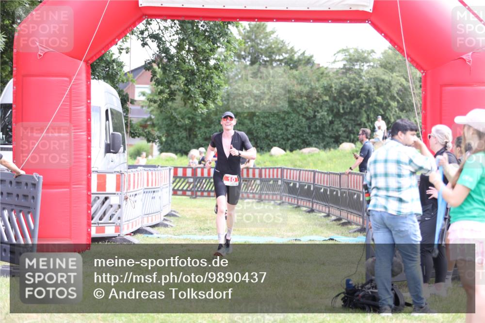 21.06.2026 - 29. Vierlanden-Triathlon Andreas Tolksdorf http://msf.ph/oto/9890437 21.06.2026 13:01:17 Ziel 10, 934, 961, 10, 934, 961 meine-sportfotos.de