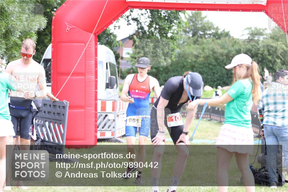 21.06.2026 - 29. Vierlanden-Triathlon Andreas Tolksdorf http://msf.ph/oto/9890442 21.06.2026 13:01:21 Ziel 10, 934, 961, 10, 934, 961 meine-sportfotos.de