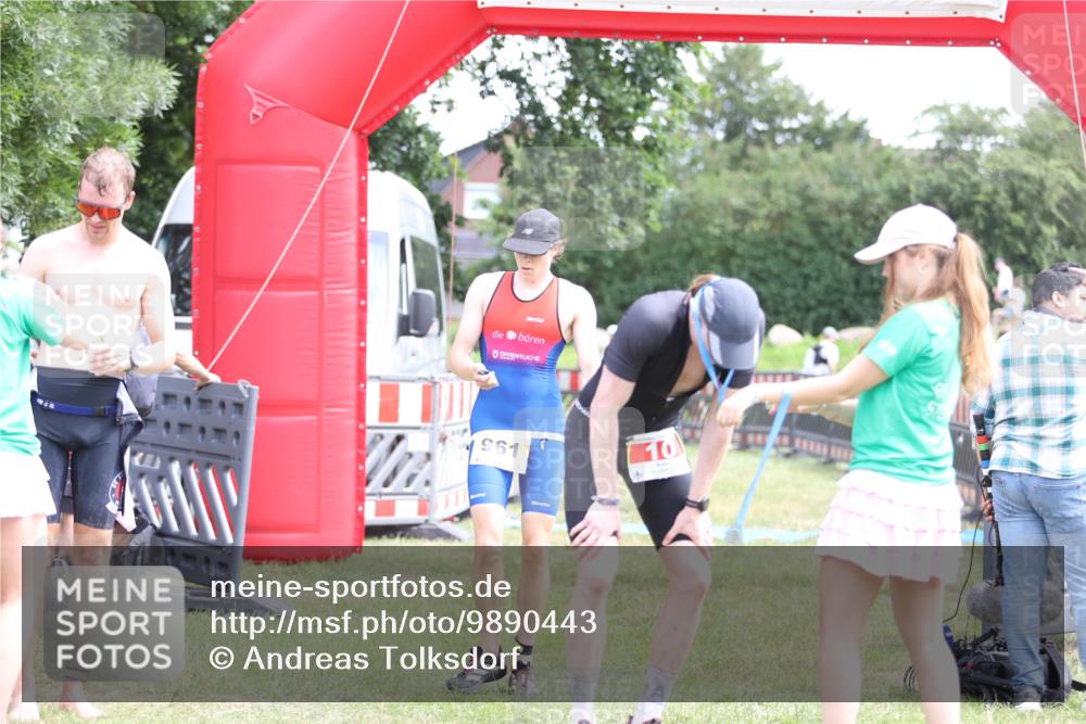 21.06.2026 - 29. Vierlanden-Triathlon Andreas Tolksdorf http://msf.ph/oto/9890443 21.06.2026 13:01:21 Ziel 10, 934, 961, 10, 934, 961 meine-sportfotos.de
