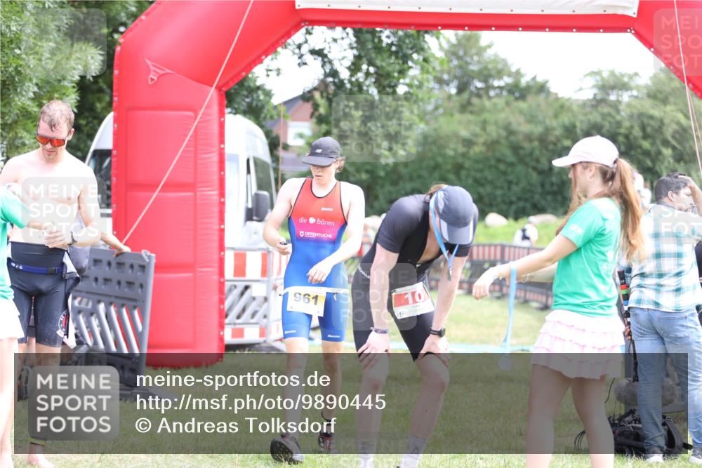 21.06.2026 - 29. Vierlanden-Triathlon Andreas Tolksdorf http://msf.ph/oto/9890445 21.06.2026 13:01:22 Ziel 10, 934, 961, 10, 934, 961 meine-sportfotos.de