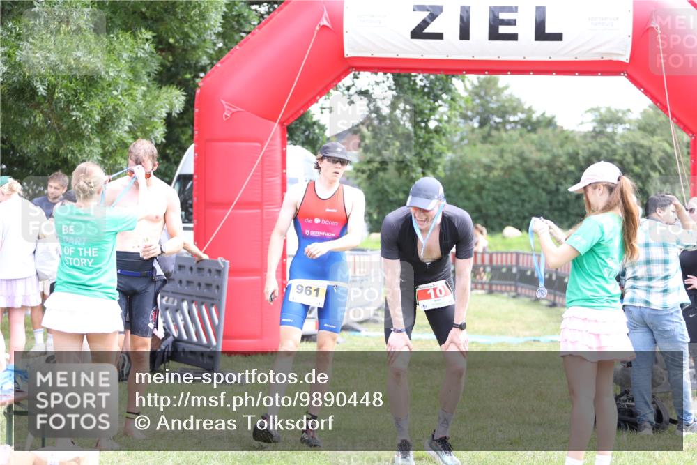 21.06.2026 - 29. Vierlanden-Triathlon Andreas Tolksdorf http://msf.ph/oto/9890448 21.06.2026 13:01:23 Ziel 934, 961, 934, 961 meine-sportfotos.de