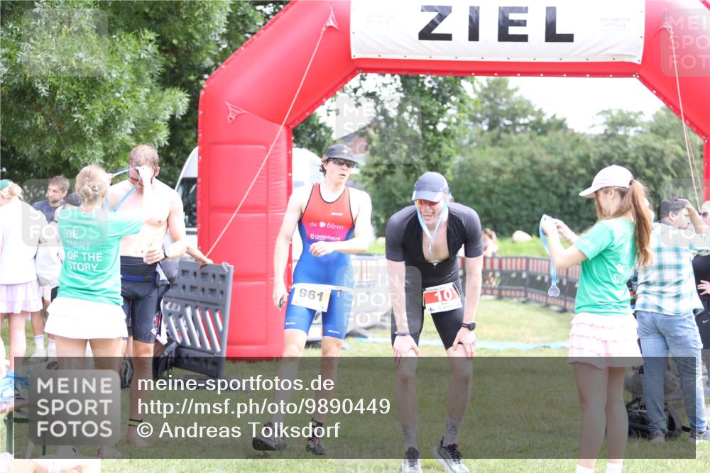 21.06.2026 - 29. Vierlanden-Triathlon Andreas Tolksdorf http://msf.ph/oto/9890449 21.06.2026 13:01:23 Ziel 934, 961, 934, 961 meine-sportfotos.de