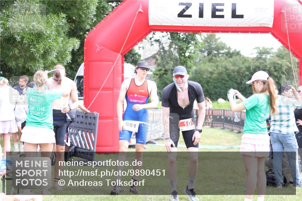 21.06.2026 - 29. Vierlanden-Triathlon Andreas Tolksdorf http://msf.ph/oto/9890451 21.06.2026 13:01:23 Ziel 934, 961, 934, 961 meine-sportfotos.de
