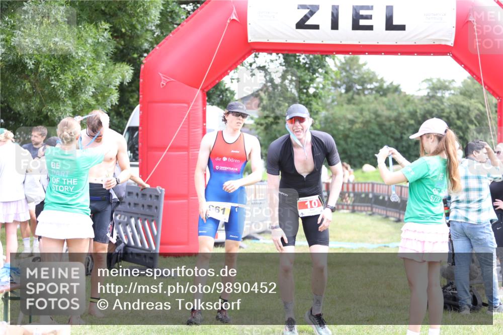 21.06.2026 - 29. Vierlanden-Triathlon Andreas Tolksdorf http://msf.ph/oto/9890452 21.06.2026 13:01:23 Ziel 934, 961, 934, 961 meine-sportfotos.de