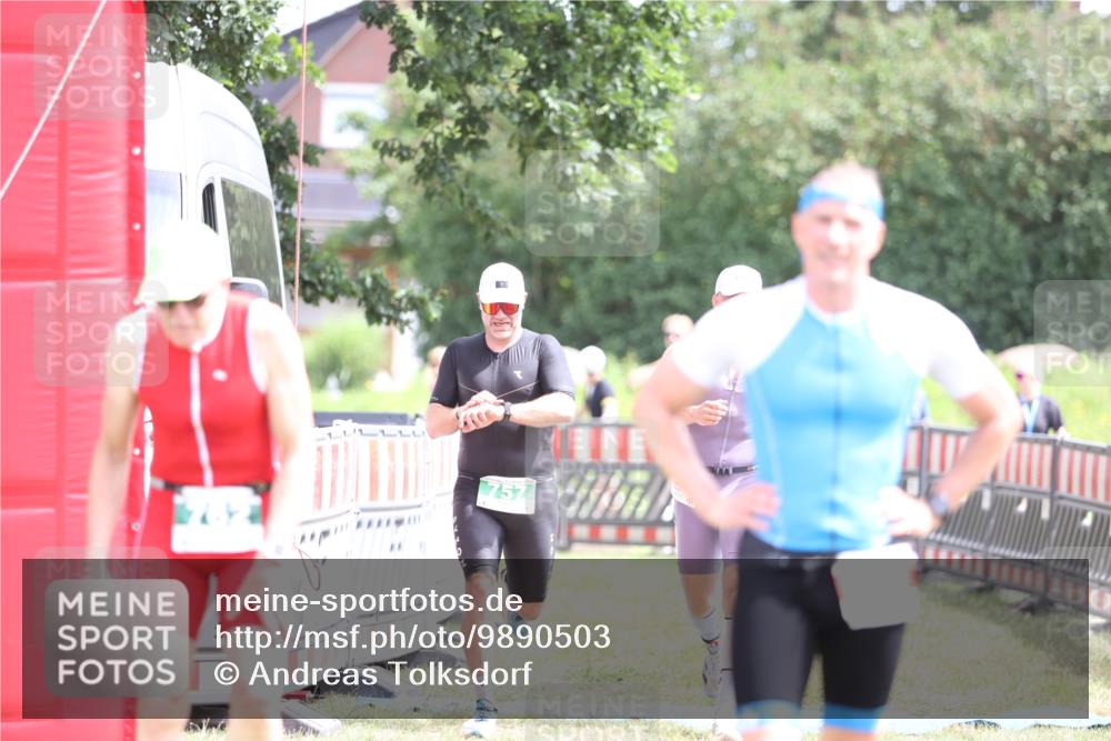21.06.2026 - 29. Vierlanden-Triathlon Andreas Tolksdorf http://msf.ph/oto/9890503 21.06.2026 13:02:38 Ziel 35, 141, 757, 35, 141, 757 meine-sportfotos.de