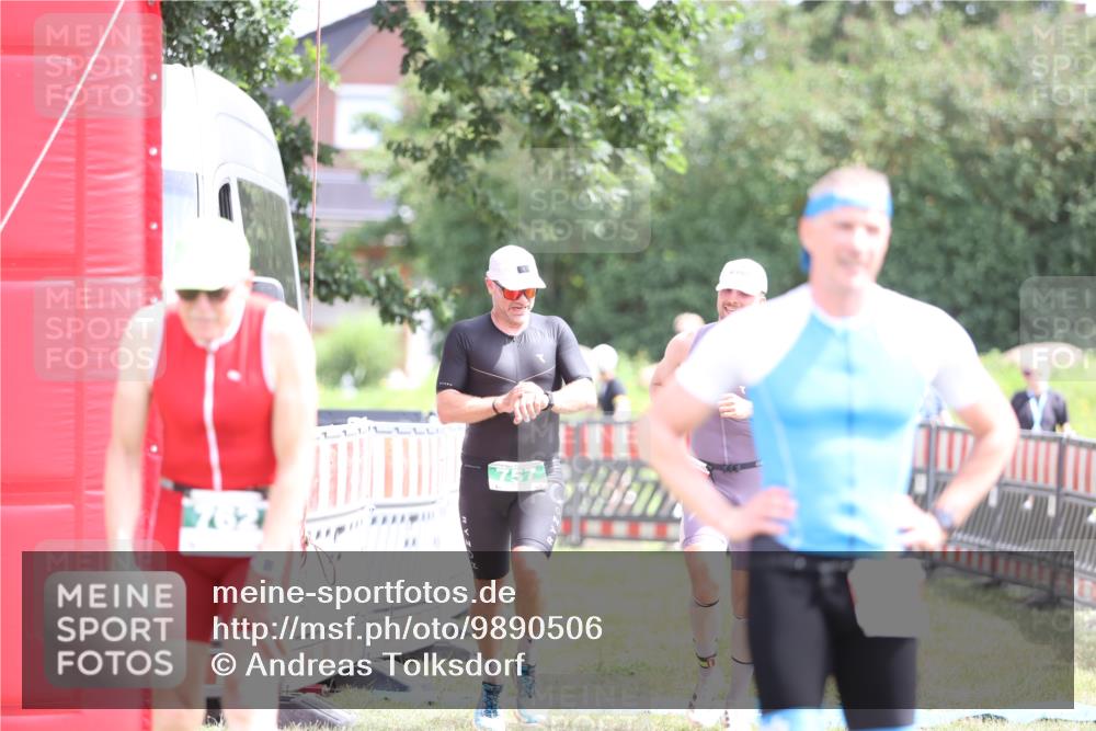 21.06.2026 - 29. Vierlanden-Triathlon Andreas Tolksdorf http://msf.ph/oto/9890506 21.06.2026 13:02:39 Ziel 35, 141, 757, 35, 141, 757 meine-sportfotos.de