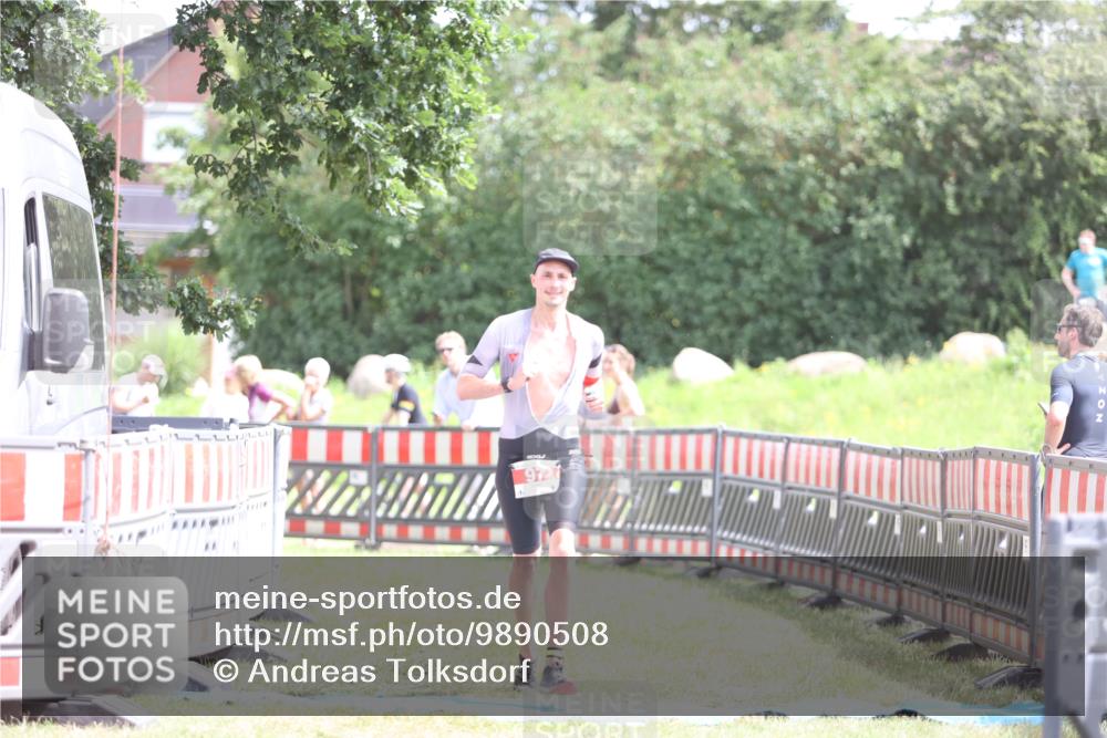 21.06.2026 - 29. Vierlanden-Triathlon Andreas Tolksdorf http://msf.ph/oto/9890508 21.06.2026 13:03:09 Ziel 97, 97 meine-sportfotos.de