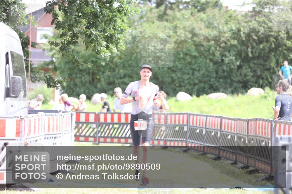 21.06.2026 - 29. Vierlanden-Triathlon Andreas Tolksdorf http://msf.ph/oto/9890509 21.06.2026 13:03:09 Ziel 97, 97 meine-sportfotos.de