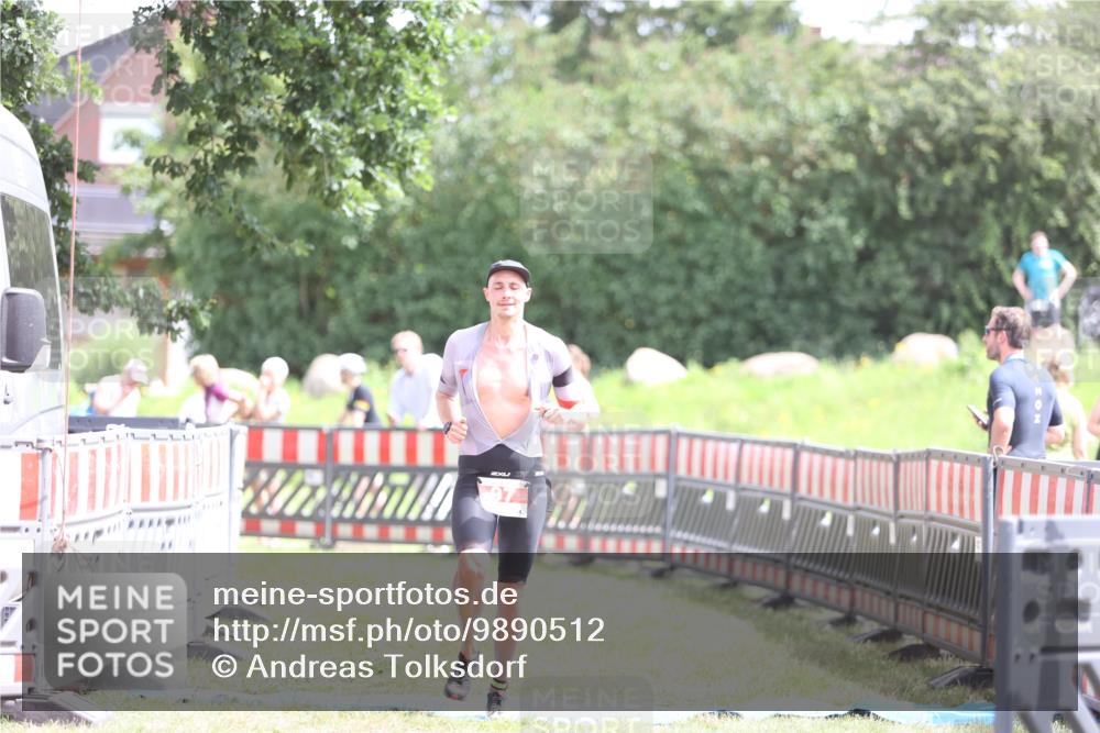 21.06.2026 - 29. Vierlanden-Triathlon Andreas Tolksdorf http://msf.ph/oto/9890512 21.06.2026 13:03:09 Ziel 97, 97 meine-sportfotos.de