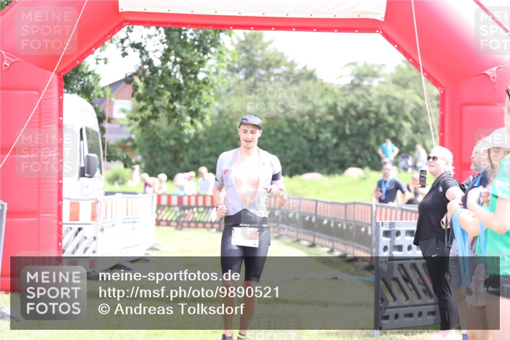 21.06.2026 - 29. Vierlanden-Triathlon Andreas Tolksdorf http://msf.ph/oto/9890521 21.06.2026 13:03:12 Ziel 97, 97 meine-sportfotos.de