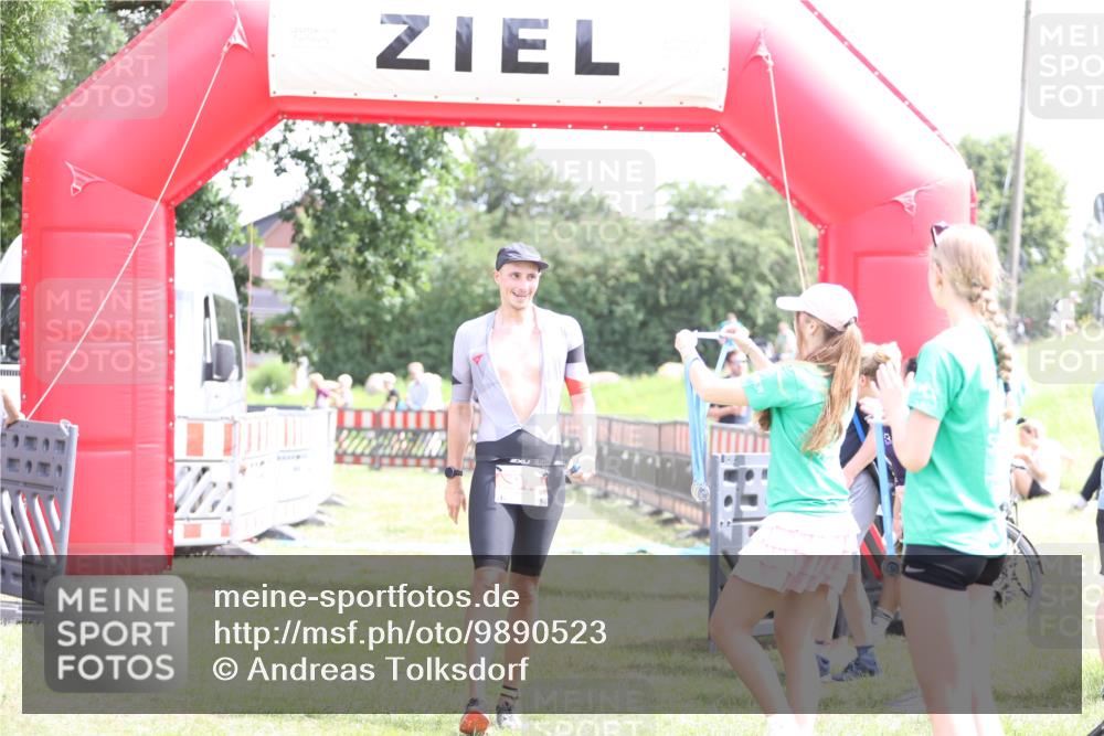21.06.2026 - 29. Vierlanden-Triathlon Andreas Tolksdorf http://msf.ph/oto/9890523 21.06.2026 13:03:13 Ziel 97, 97 meine-sportfotos.de