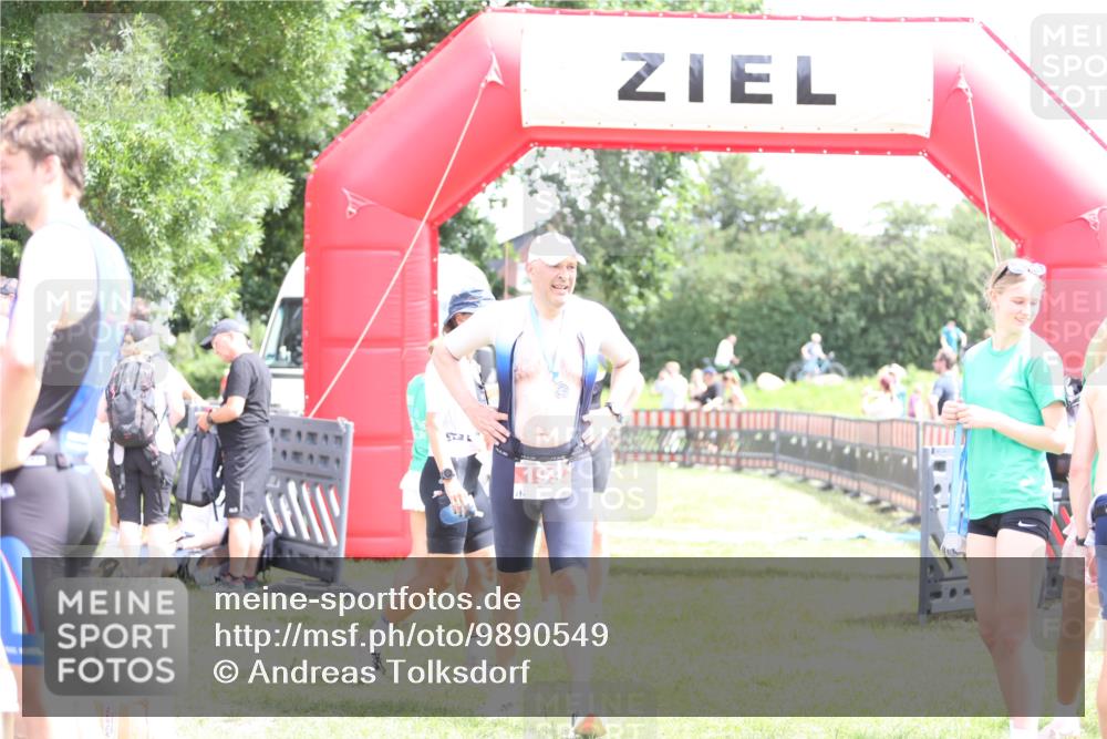 21.06.2026 - 29. Vierlanden-Triathlon Andreas Tolksdorf http://msf.ph/oto/9890549 21.06.2026 13:03:55 Ziel 674, 674 meine-sportfotos.de