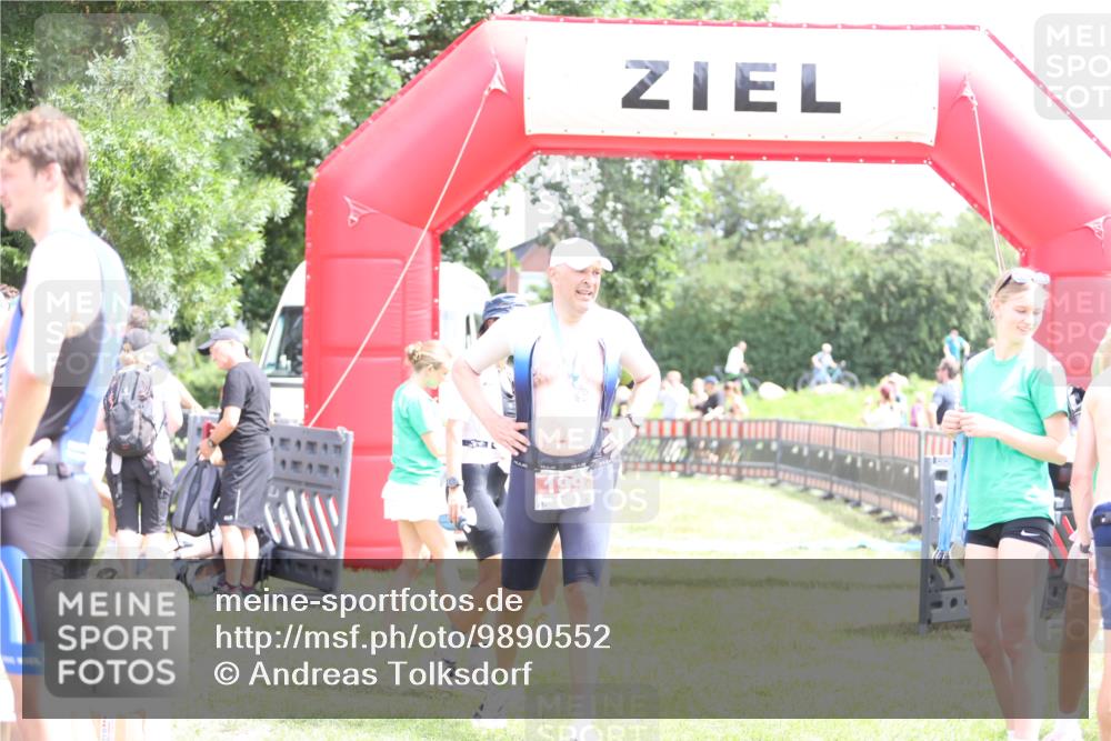 21.06.2026 - 29. Vierlanden-Triathlon Andreas Tolksdorf http://msf.ph/oto/9890552 21.06.2026 13:03:55 Ziel 674, 674 meine-sportfotos.de