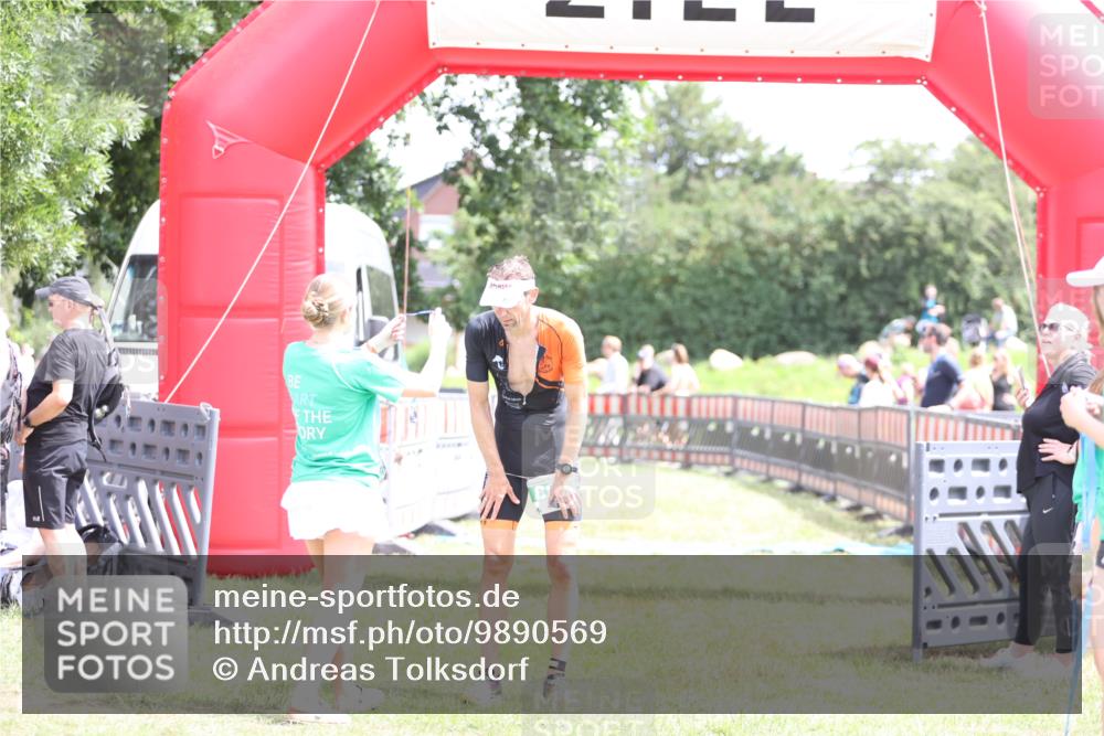 21.06.2026 - 29. Vierlanden-Triathlon Andreas Tolksdorf http://msf.ph/oto/9890569 21.06.2026 13:04:35 Ziel  meine-sportfotos.de