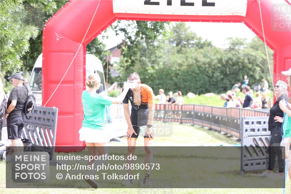 21.06.2026 - 29. Vierlanden-Triathlon Andreas Tolksdorf http://msf.ph/oto/9890573 21.06.2026 13:04:35 Ziel  meine-sportfotos.de