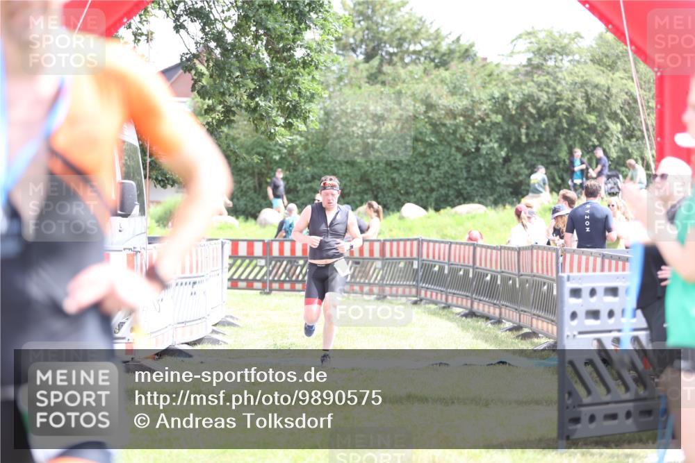 21.06.2026 - 29. Vierlanden-Triathlon Andreas Tolksdorf http://msf.ph/oto/9890575 21.06.2026 13:04:49 Ziel 682, 682 meine-sportfotos.de