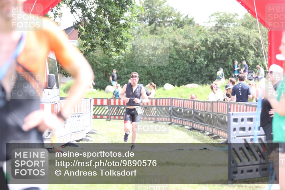 21.06.2026 - 29. Vierlanden-Triathlon Andreas Tolksdorf http://msf.ph/oto/9890576 21.06.2026 13:04:49 Ziel 682, 682 meine-sportfotos.de