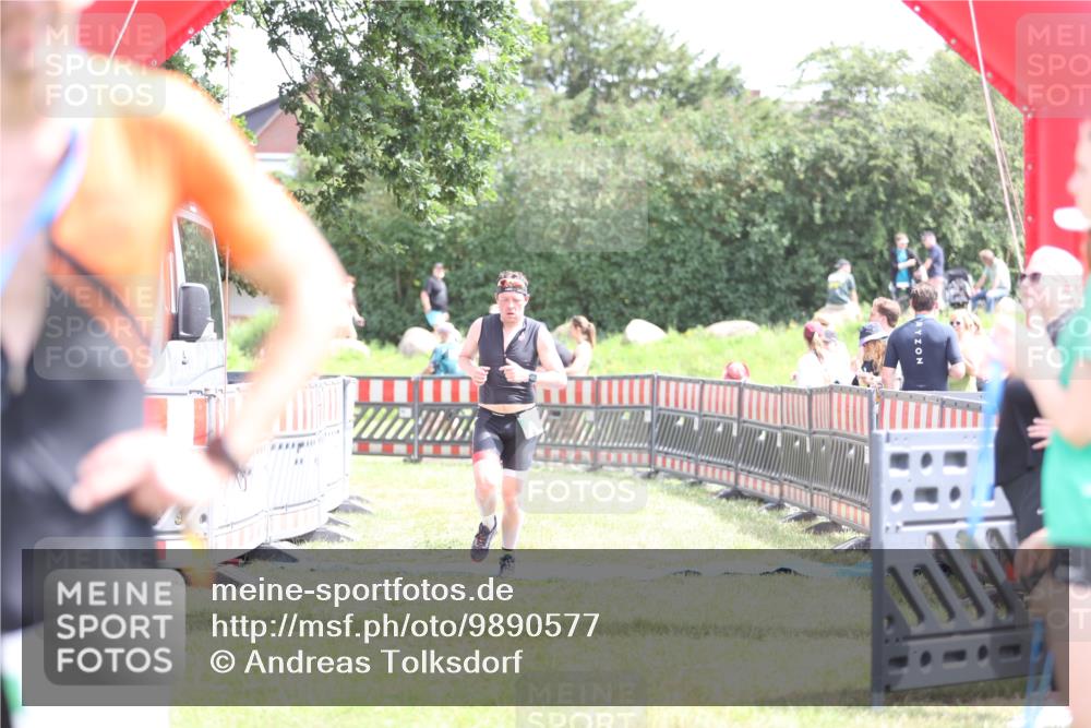 21.06.2026 - 29. Vierlanden-Triathlon Andreas Tolksdorf http://msf.ph/oto/9890577 21.06.2026 13:04:49 Ziel 682, 682 meine-sportfotos.de