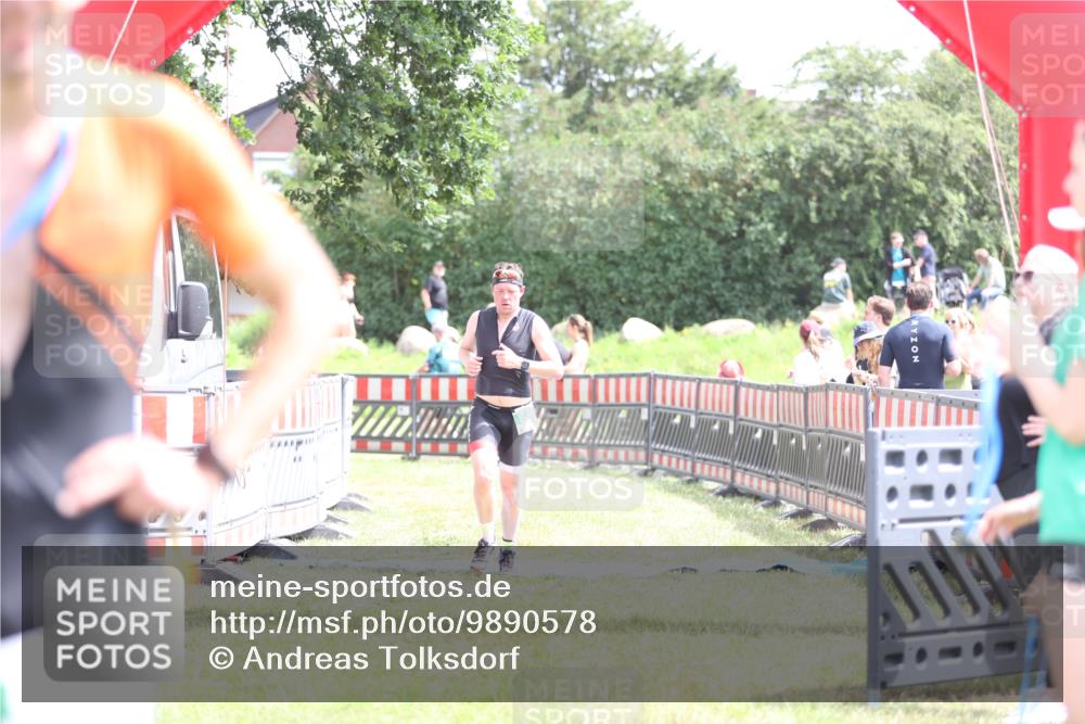 21.06.2026 - 29. Vierlanden-Triathlon Andreas Tolksdorf http://msf.ph/oto/9890578 21.06.2026 13:04:49 Ziel 682, 682 meine-sportfotos.de