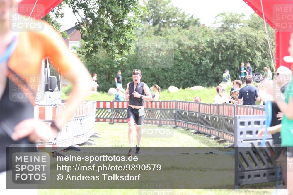 21.06.2026 - 29. Vierlanden-Triathlon Andreas Tolksdorf http://msf.ph/oto/9890579 21.06.2026 13:04:49 Ziel 682, 682 meine-sportfotos.de