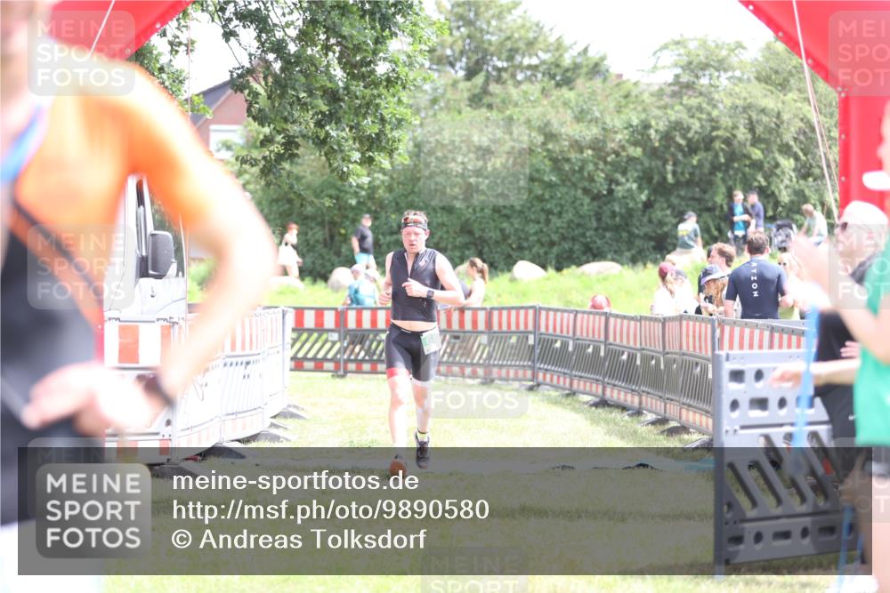 21.06.2026 - 29. Vierlanden-Triathlon Andreas Tolksdorf http://msf.ph/oto/9890580 21.06.2026 13:04:49 Ziel 682, 682 meine-sportfotos.de