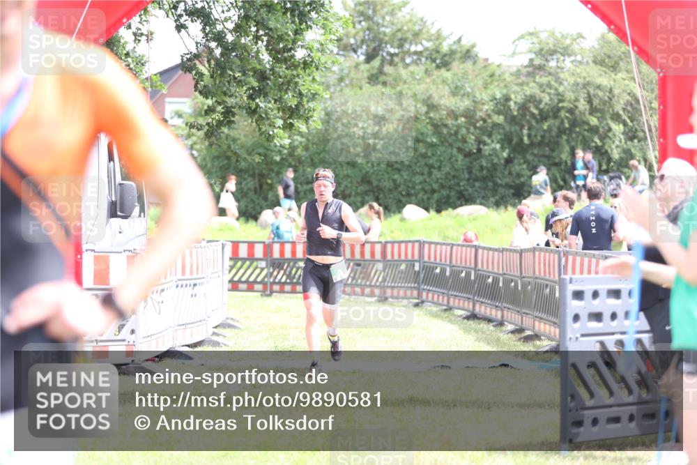 21.06.2026 - 29. Vierlanden-Triathlon Andreas Tolksdorf http://msf.ph/oto/9890581 21.06.2026 13:04:49 Ziel 682, 682 meine-sportfotos.de