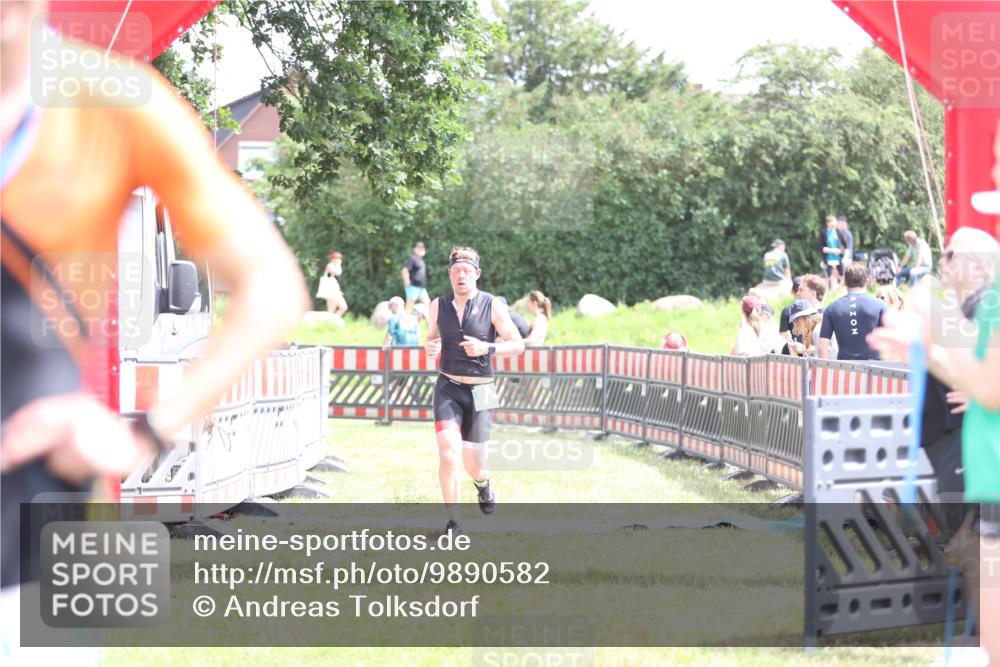 21.06.2026 - 29. Vierlanden-Triathlon Andreas Tolksdorf http://msf.ph/oto/9890582 21.06.2026 13:04:49 Ziel 682, 682 meine-sportfotos.de