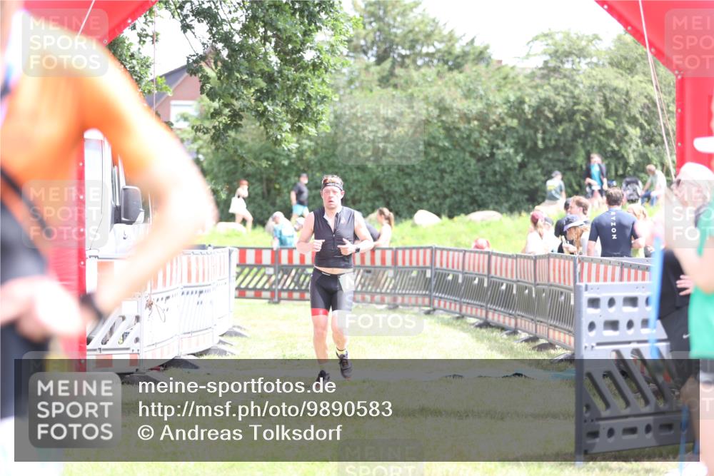 21.06.2026 - 29. Vierlanden-Triathlon Andreas Tolksdorf http://msf.ph/oto/9890583 21.06.2026 13:04:49 Ziel 682, 682 meine-sportfotos.de