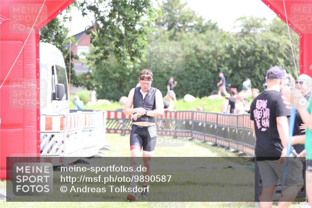 21.06.2026 - 29. Vierlanden-Triathlon Andreas Tolksdorf http://msf.ph/oto/9890587 21.06.2026 13:04:51 Ziel 682, 682 meine-sportfotos.de