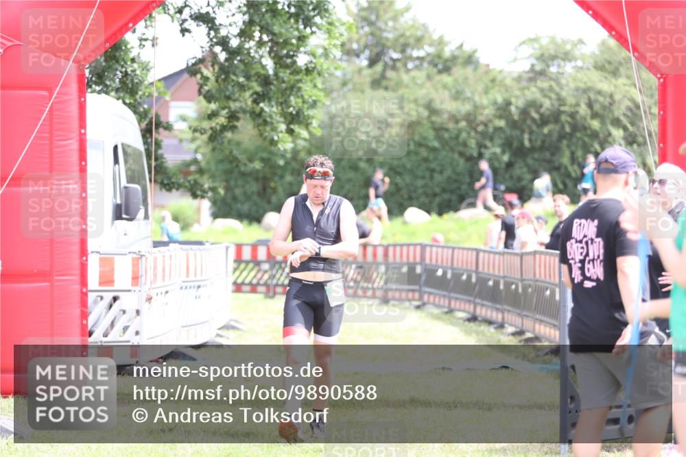 21.06.2026 - 29. Vierlanden-Triathlon Andreas Tolksdorf http://msf.ph/oto/9890588 21.06.2026 13:04:51 Ziel 682, 682 meine-sportfotos.de