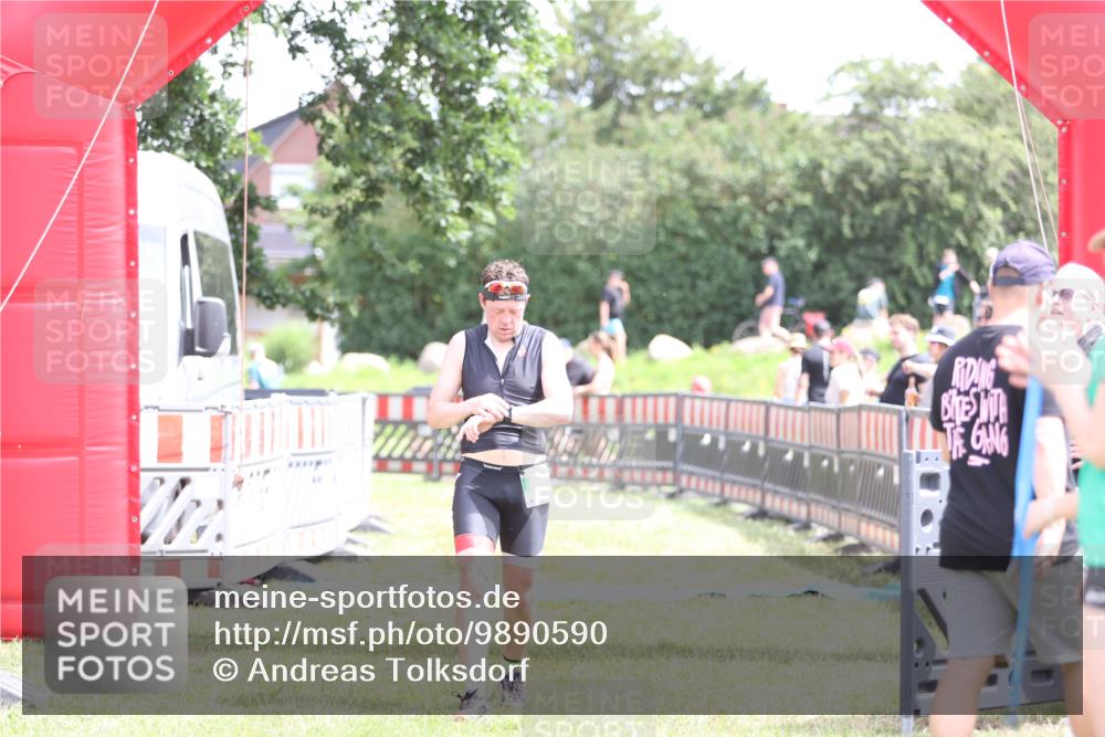21.06.2026 - 29. Vierlanden-Triathlon Andreas Tolksdorf http://msf.ph/oto/9890590 21.06.2026 13:04:51 Ziel 682, 682 meine-sportfotos.de