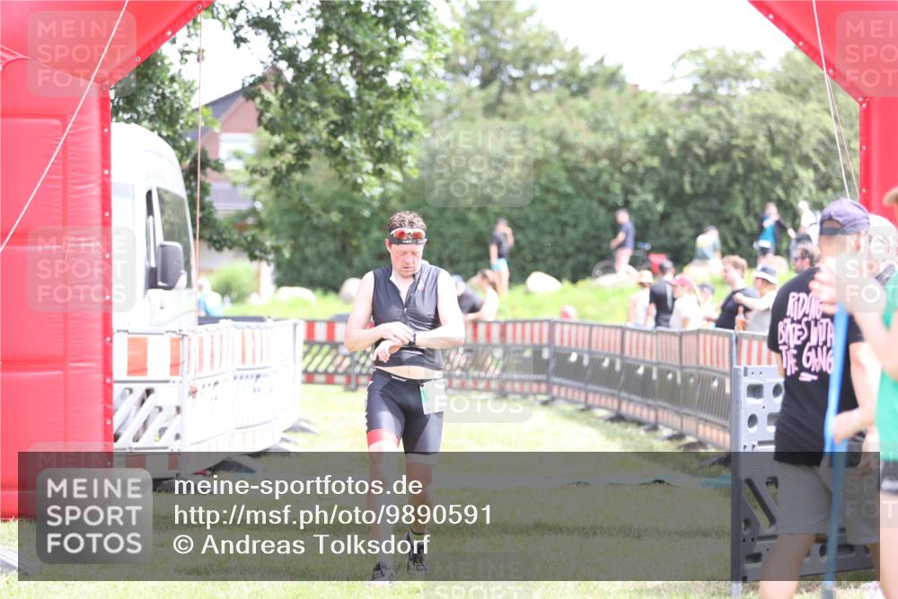 21.06.2026 - 29. Vierlanden-Triathlon Andreas Tolksdorf http://msf.ph/oto/9890591 21.06.2026 13:04:51 Ziel 682, 682 meine-sportfotos.de