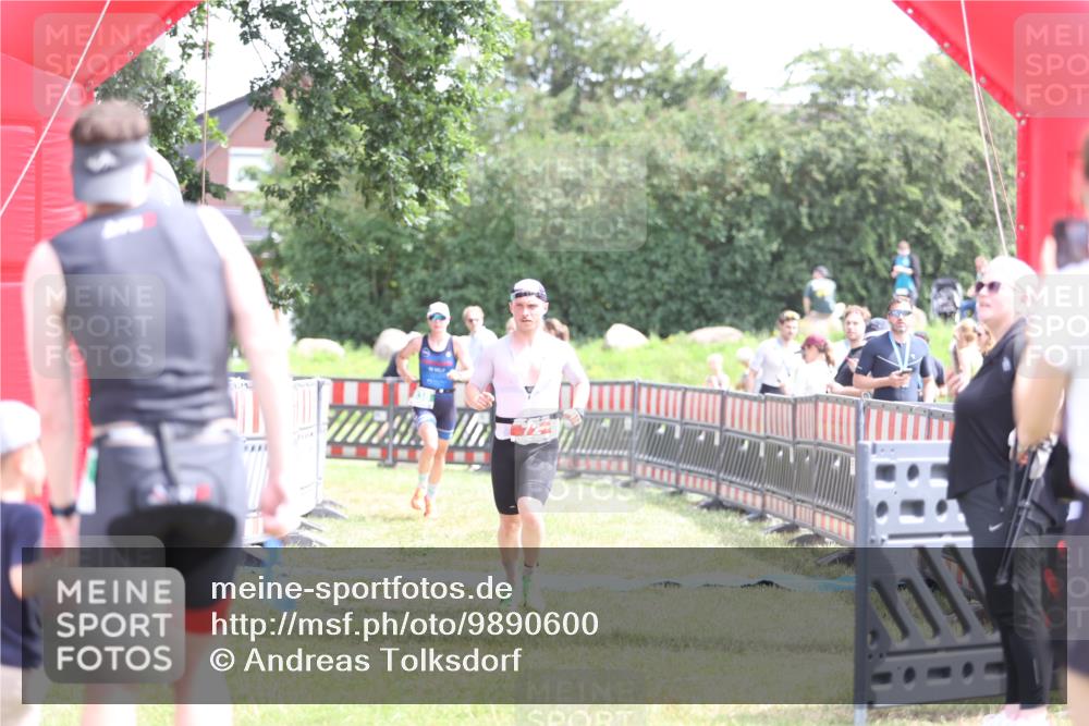21.06.2026 - 29. Vierlanden-Triathlon Andreas Tolksdorf http://msf.ph/oto/9890600 21.06.2026 13:05:52 Ziel 72, 838, 72, 838 meine-sportfotos.de