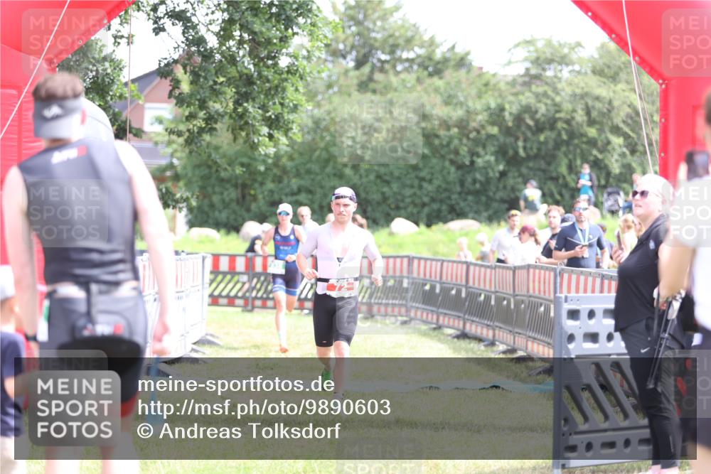 21.06.2026 - 29. Vierlanden-Triathlon Andreas Tolksdorf http://msf.ph/oto/9890603 21.06.2026 13:05:52 Ziel 72, 838, 72, 838 meine-sportfotos.de