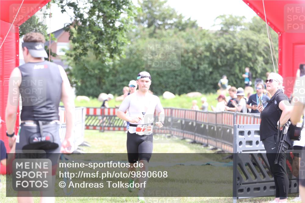 21.06.2026 - 29. Vierlanden-Triathlon Andreas Tolksdorf http://msf.ph/oto/9890608 21.06.2026 13:05:53 Ziel 72, 838, 72, 838 meine-sportfotos.de