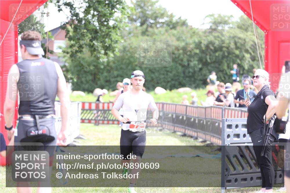 21.06.2026 - 29. Vierlanden-Triathlon Andreas Tolksdorf http://msf.ph/oto/9890609 21.06.2026 13:05:53 Ziel 72, 838, 72, 838 meine-sportfotos.de