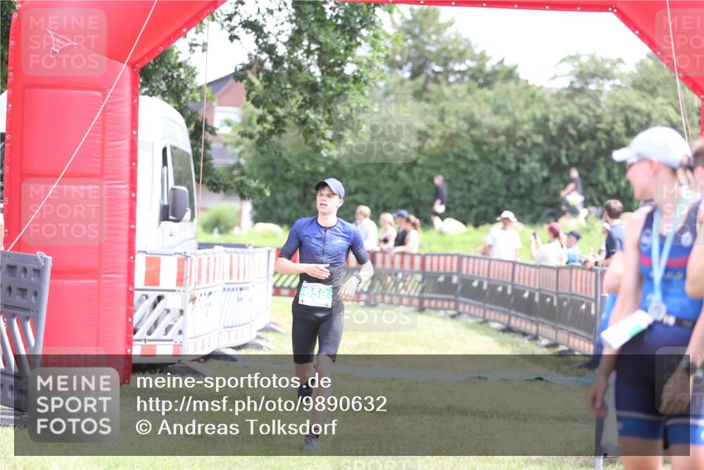 21.06.2026 - 29. Vierlanden-Triathlon Andreas Tolksdorf http://msf.ph/oto/9890632 21.06.2026 13:06:23 Ziel 642, 650, 642, 650 meine-sportfotos.de