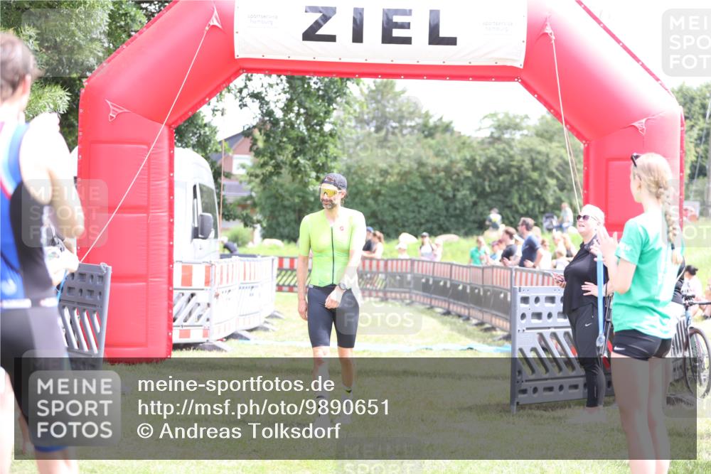21.06.2026 - 29. Vierlanden-Triathlon Andreas Tolksdorf http://msf.ph/oto/9890651 21.06.2026 13:06:41 Ziel 1358, 1358 meine-sportfotos.de