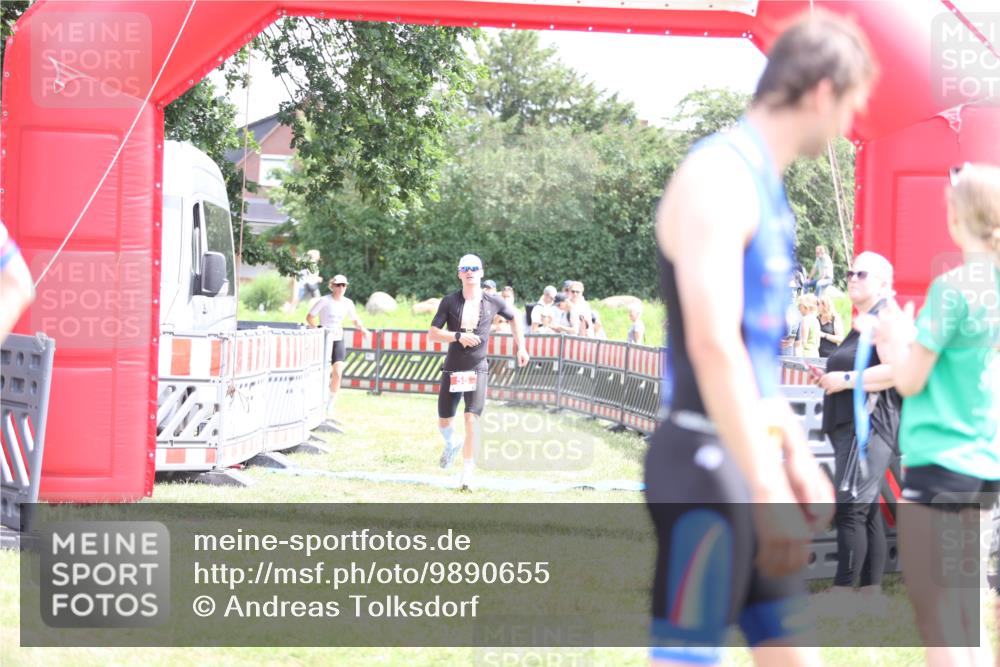 21.06.2026 - 29. Vierlanden-Triathlon Andreas Tolksdorf http://msf.ph/oto/9890655 21.06.2026 13:06:58 Ziel 55, 275, 55, 275 meine-sportfotos.de