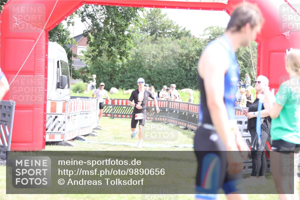 21.06.2026 - 29. Vierlanden-Triathlon Andreas Tolksdorf http://msf.ph/oto/9890656 21.06.2026 13:06:58 Ziel 55, 275, 55, 275 meine-sportfotos.de
