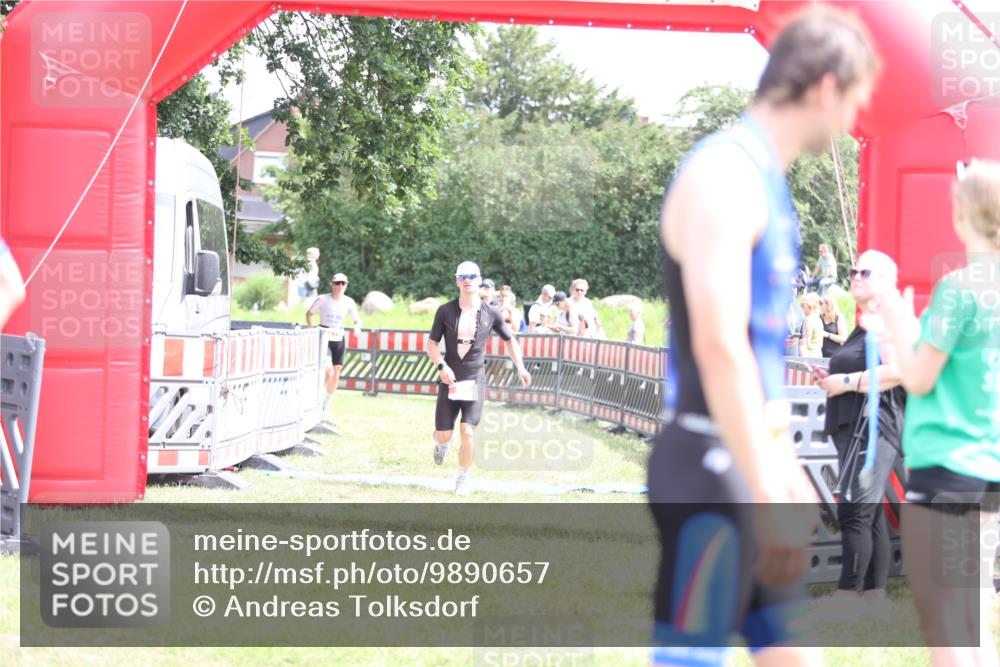 21.06.2026 - 29. Vierlanden-Triathlon Andreas Tolksdorf http://msf.ph/oto/9890657 21.06.2026 13:06:58 Ziel 55, 275, 55, 275 meine-sportfotos.de