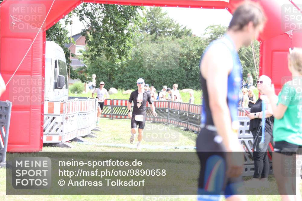 21.06.2026 - 29. Vierlanden-Triathlon Andreas Tolksdorf http://msf.ph/oto/9890658 21.06.2026 13:06:58 Ziel 55, 275, 55, 275 meine-sportfotos.de