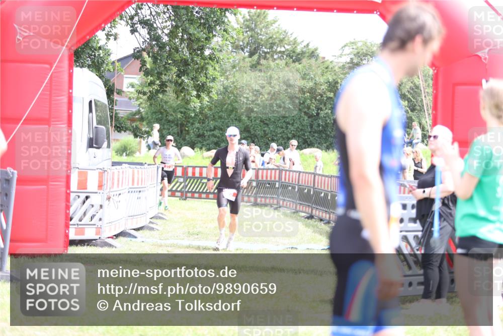 21.06.2026 - 29. Vierlanden-Triathlon Andreas Tolksdorf http://msf.ph/oto/9890659 21.06.2026 13:06:58 Ziel 55, 275, 55, 275 meine-sportfotos.de
