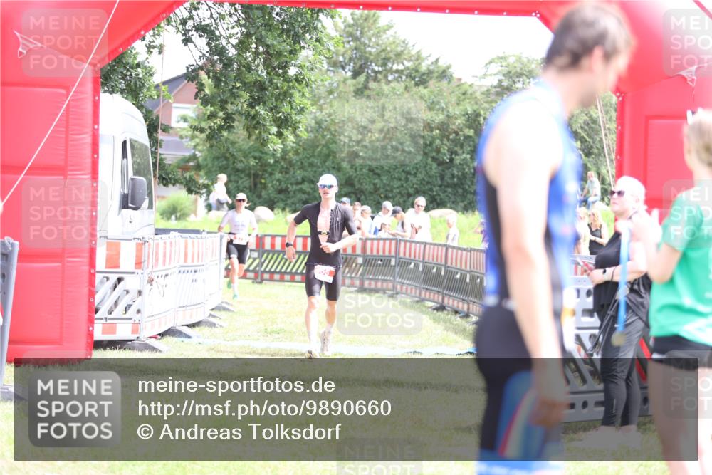 21.06.2026 - 29. Vierlanden-Triathlon Andreas Tolksdorf http://msf.ph/oto/9890660 21.06.2026 13:06:58 Ziel 55, 275, 55, 275 meine-sportfotos.de