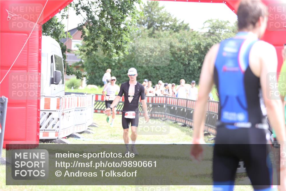 21.06.2026 - 29. Vierlanden-Triathlon Andreas Tolksdorf http://msf.ph/oto/9890661 21.06.2026 13:06:59 Ziel 55, 275, 55, 275 meine-sportfotos.de