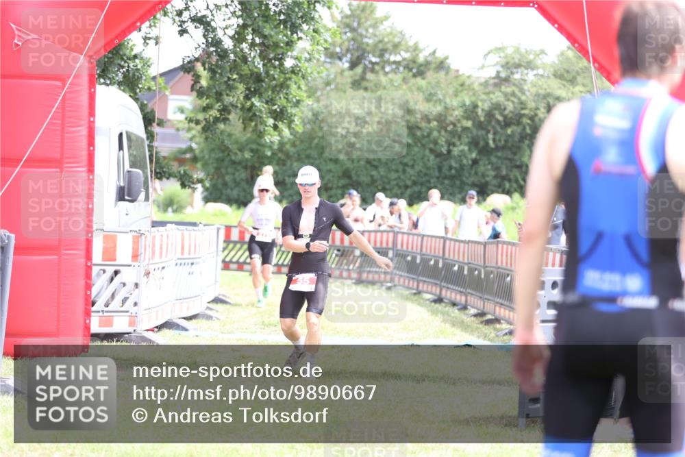 21.06.2026 - 29. Vierlanden-Triathlon Andreas Tolksdorf http://msf.ph/oto/9890667 21.06.2026 13:06:59 Ziel 55, 275, 55, 275 meine-sportfotos.de