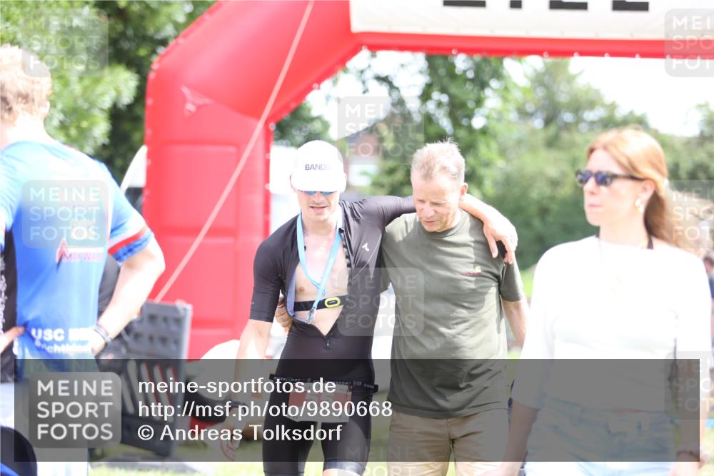 21.06.2026 - 29. Vierlanden-Triathlon Andreas Tolksdorf http://msf.ph/oto/9890668 21.06.2026 13:07:13 Ziel  meine-sportfotos.de