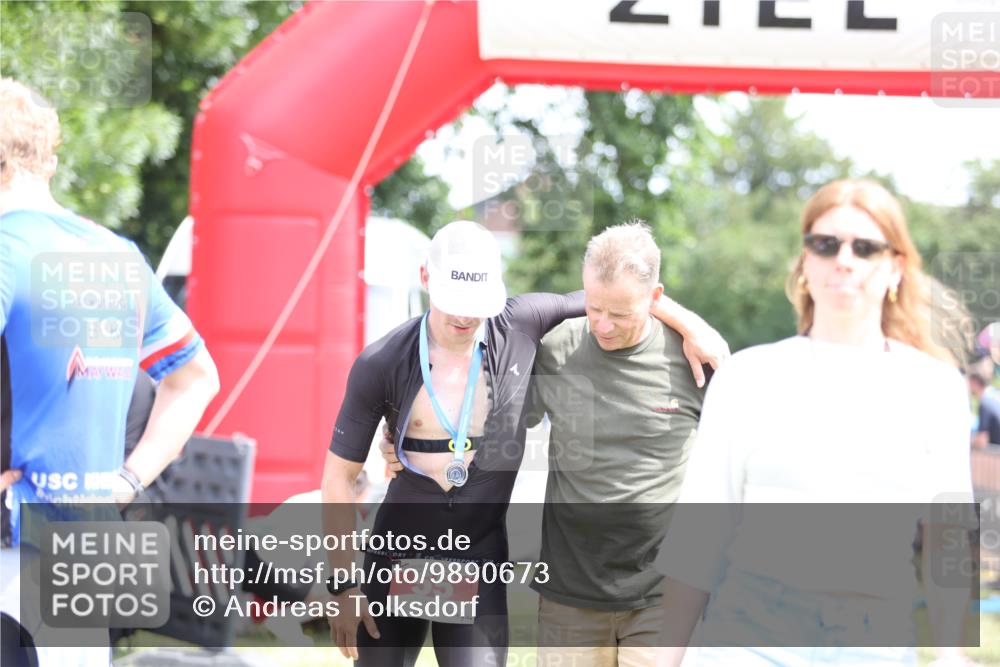 21.06.2026 - 29. Vierlanden-Triathlon Andreas Tolksdorf http://msf.ph/oto/9890673 21.06.2026 13:07:13 Ziel  meine-sportfotos.de