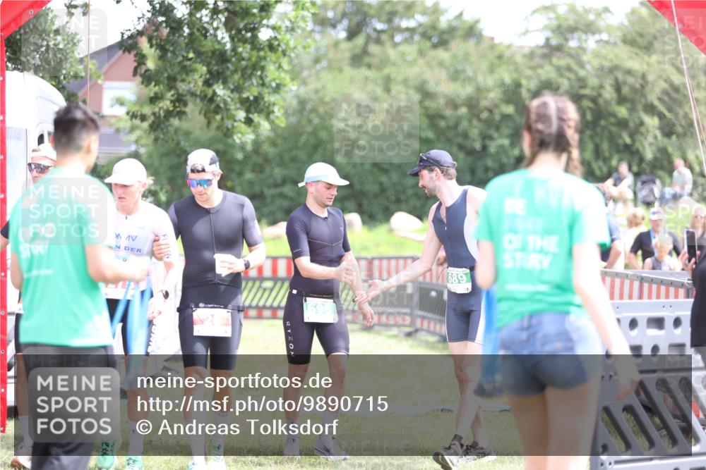 21.06.2026 - 29. Vierlanden-Triathlon Andreas Tolksdorf http://msf.ph/oto/9890715 21.06.2026 13:08:27 Ziel 147, 689, 695, 147, 689, 695 meine-sportfotos.de